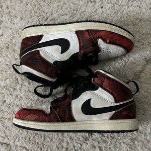 JORDAN MIDS YOUTH 2.5 RED BLACK GRAPHITE